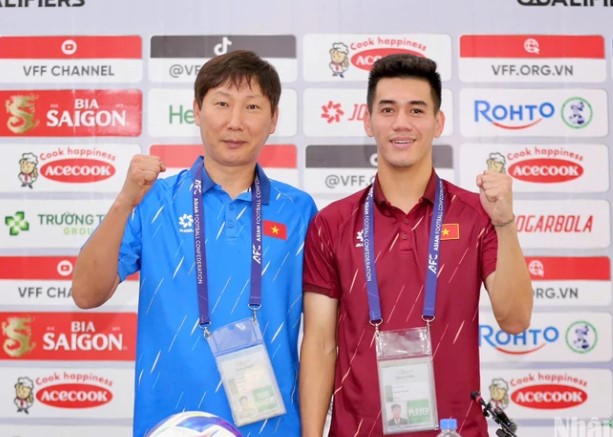 2-cau-thu-xin-rut-lui-hlv-kim-sang-sik-can-nhac-goi-tien-linh