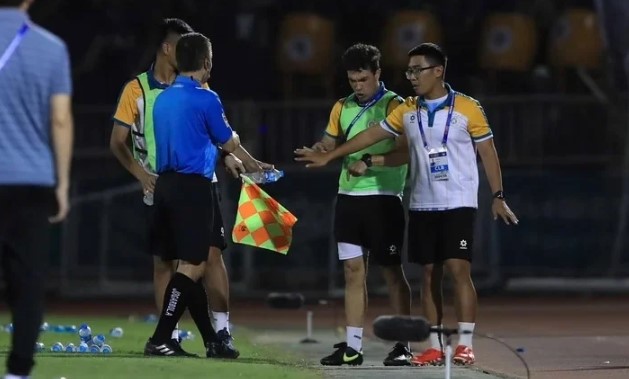 bi-hai-trong-tai-v-league-quen-luat-khien-clb-khong-duoc-thay-nguoi