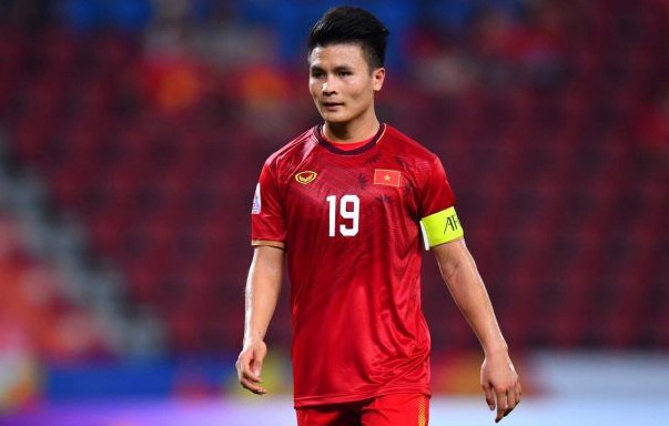 quang-hai-bat-ngo-xin-rut-lui-khoi-tran-gap-mu-hlv-kim-sang-sik-lo-sot-vo