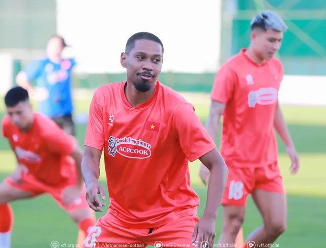 cao-quang-vinh-gay-an-tuong-manh-ngay-trong-buoi-tap-dau-tien-cung-dt-viet-nam