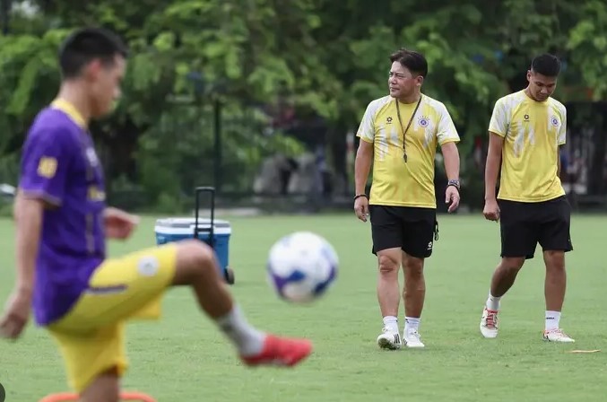 hlv-nhat-ban-che-thang-cau-thu-viet-nam-de-tu-man-ngai-di-khoi-v-league