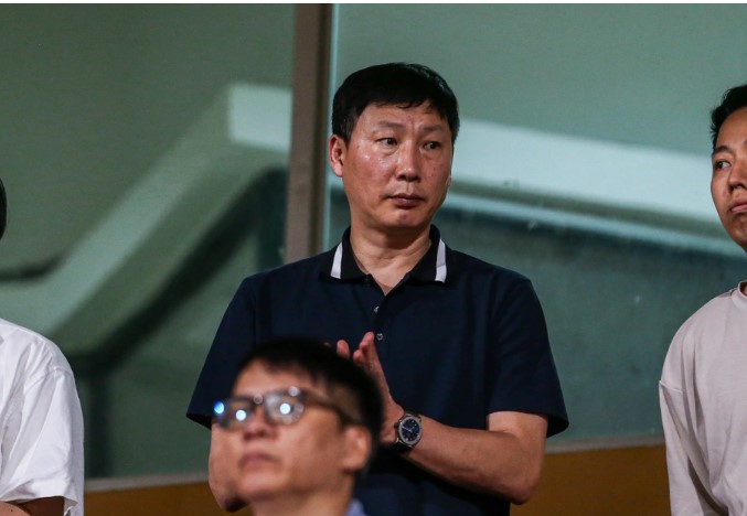 hlv-kim-sang-sik-che-thang-cau-thu-vn-thuong-khong-tu-dung-day-khi-bi-nga