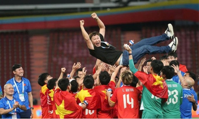 cdv-dong-nam-a-hlv-kim-sang-sik-gia-han-den-2027-thi-viet-nam-se-rat-manh