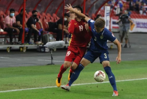 vua-cui-cho-theerathon-gay-mui-truoc-tran-sinh-tu-cua-dt-thai-lan